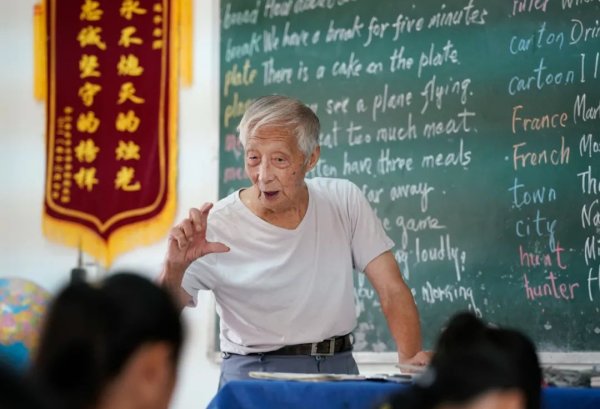 北京股票配资官网 98岁，他仍在授课、批改作业！